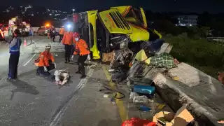 De acuerdo con los primeros reportes, la unidad perdió estabilidad al ingresar a una rampa de salida curva en la autopista de peaje Krapyak