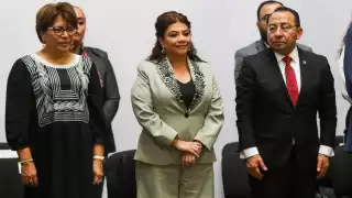 Clara Brugada Molina, jefa de Gobierno de la CDMX (centro)