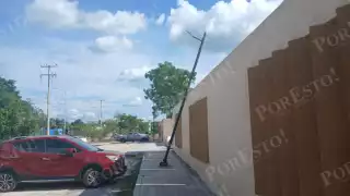 Poste a punto de caer genera peligro en Escárcega; vecinos exigen acción de Protección Civil