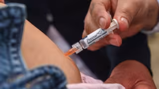 Tras confirmarse el fallecimiento, el sector salud exhortó a madres, padres y tutores a revisar las cartillas nacionales de vacunación