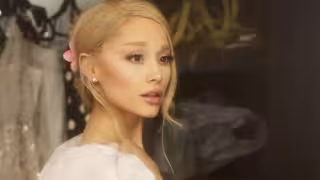 Ariana Grande revela que su descanso tras la gira no es por las críticas.