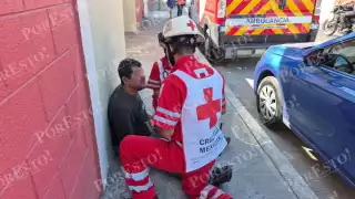 Indigente con posible ataque epiléptico es rescatado y hospitalizado en la Benito Juárez