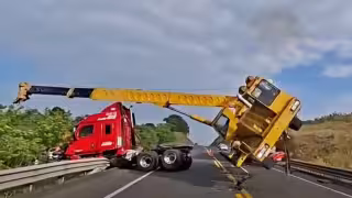 El incidente ocurrió mientras la grúa realizaba trabajos para retirar un tractocamión que ya había sufrido un percance vial