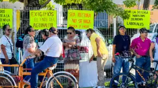 Jubilados de la UNACAR se manifestaron por el retraso en el pago de aguinaldos y retroactivos.