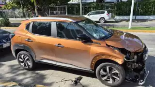 Aparatoso accidente deja un motociclista gravemente lesionado frente a Bancomer de la avenida Aviación