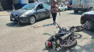 Un motociclista identificado como Pablo resultó lesionado tras chocar contra un automóvil en la colonia Compositores de Ciudad del Carmen.