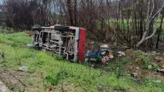El automóvil terminó a un costado de la carretera en José María Morelos