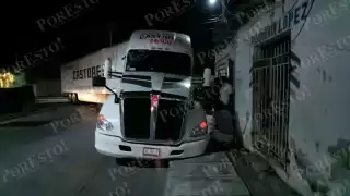 Un chofer de tractocamión fue detenido tras causar daños a infraestructura municipal en la colonia Salitral.