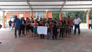 Maestros y alumnos de la primaria indígena “Francisco I. Madero” en Chanchén guardaron un minuto de silencio en memoria del profesor Helbert Jesús Chí Cahum.