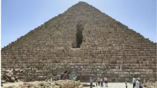 La pirámide de Menkaure, la más pequeña de las tres grandes estructuras de Giza, vuelve a estar en el centro del interés arqueológico