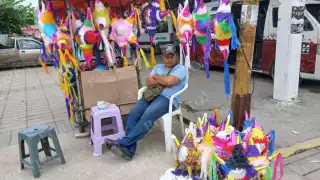 Piñatero de Escárcega lleva más de 10 años dedicado a la elaboración de piñatas.