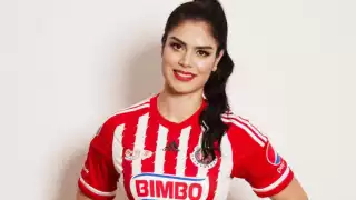 Paola Salcedo porta un jersey de Carlos Salcedo, durante su etapa como jugador de Chivas