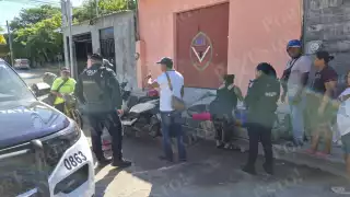 Joven motociclista derrapó en pavimento mojado en la colonia 23 de Julio.