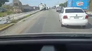 Los dos vehículos quedaron sobre uno de los carriles de la carretera Federal 307