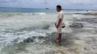Habitante de Playa del Carmen mira de cerca un ojo de agua