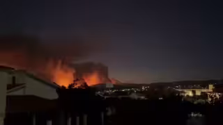 El incendio ocurre durante una ola de calor que mantiene a gran parte del país bajo alerta