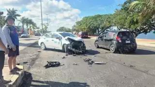 Choque entre un taxi y una combi de pasajeros en el malecón de Champotón.