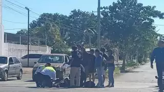 Motociclista termina con presunta fractura en la extremidad derecha en Avenida Centenario