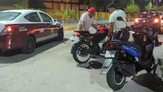 Accidente vial entre camioneta y motocicleta en la colonia Asa Poniente; involucrados llegan a un acuerdo