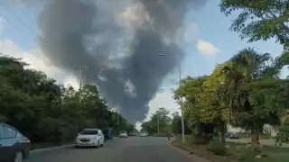 Así luce el incendio en las inmediaciones del antiguo basurero de Cancún