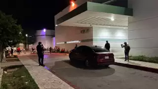 Al automóvil permanece a la entrada del hospital en Cancún