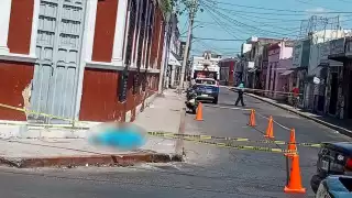El hombre falleció frente a la banqueta del Parque de San Juan