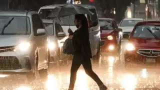 La Tormenta Tropical John sigue fortaleciéndose frente a las costas de Oaxaca.