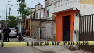 La víctima fue agredida a balazos al llegar a su domicilio en la Región 216 de Cancún.