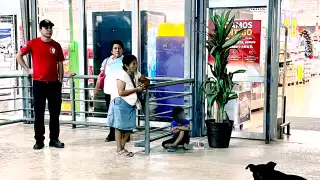 Cuando las autoridades acudieron al supermercado, luego del reporte de testigos, la abuela de los menores apareció