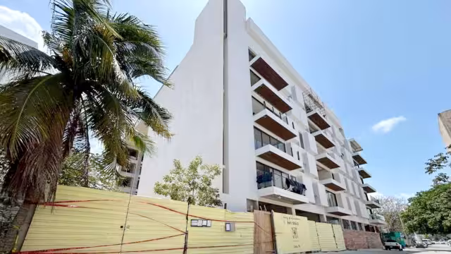 Personal de Protección Civil clausuró temporalmente la obra, debido a fallas en la seguridad