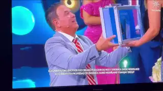 Mario Bezares le otorga el premio a su esposa como gesto de celebración de su aniversario.