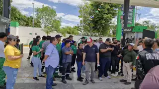 Empleados se manifiestan quitando sellos de clausura y laborando por el cierre de gasolinera