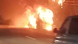 Autobús Del Valle termina incendiándose en la carretera Tulum-Playa del Carmen