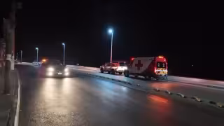Pareja cae al mar en el malecón de Champotón tras intentar tomarse una selfie.