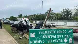 Debido a la fuerza del impacto, el señalamiento fue arrancado de su base de concreto