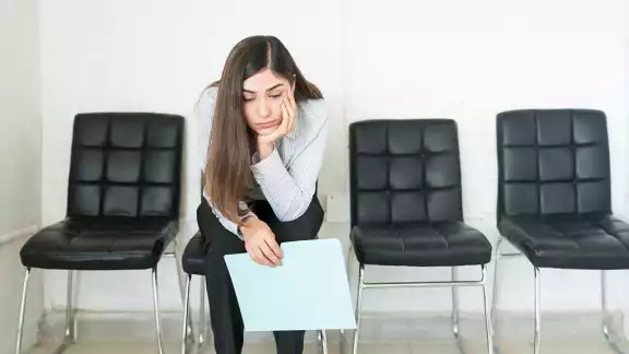 Joven se queja de llevar más de 4 años buscando empleo en España Joven se queja de llevar más de 4 años buscando empleo en España