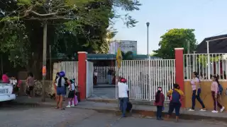 Desde las 7:00 am los estudiantes de educación básica comenzaron a arribar a los planteles