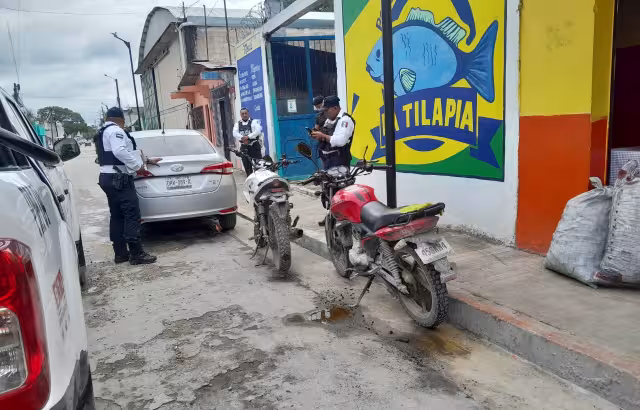 Aseguran motocicleta con escape de bala.