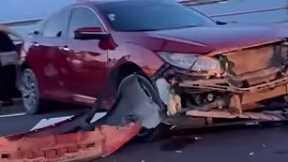 Los vehículos terminaron con daños importantes tras el impacto.