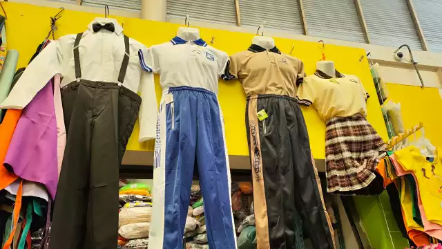 Abastecer de uniformes escolares a un hijo puede costar hasta mil pesos, sumándose a otros gastos del regreso a clases.