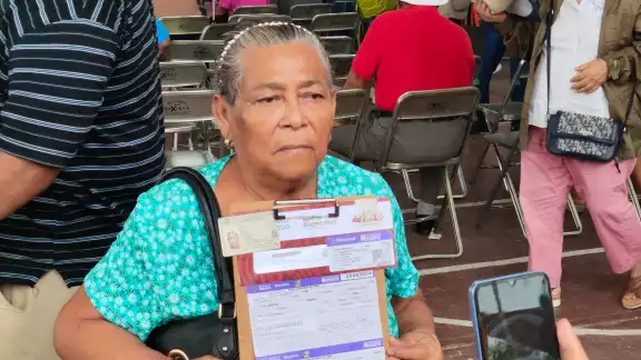 mujeres reciben su tarjeta