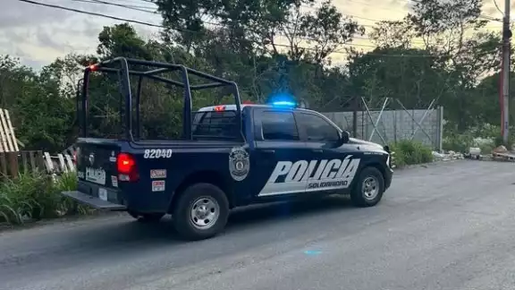 Policías acordonaron el área tras el hallazgo del cuerpo en Playa del Carmen Policías acordonaron el área tras el hallazgo del cuerpo en Playa del Carmen