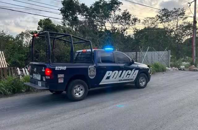 Policías acordonaron el área tras el hallazgo del cuerpo en Playa del Carmen