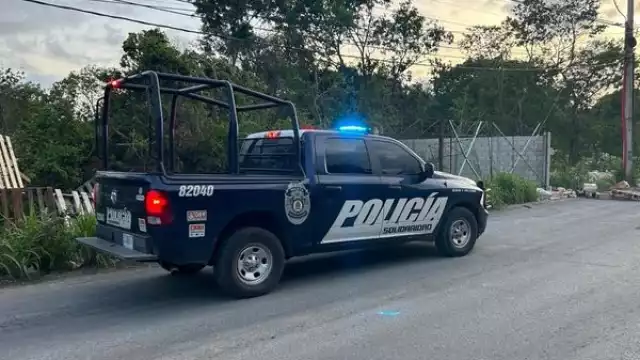 Policías acordonaron el área tras el hallazgo del cuerpo en Playa del Carmen