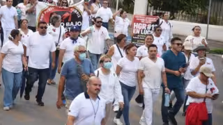 Personal del IMSS en Mérida reclama mejoras salariales y lanza consignas contra su líder sindical