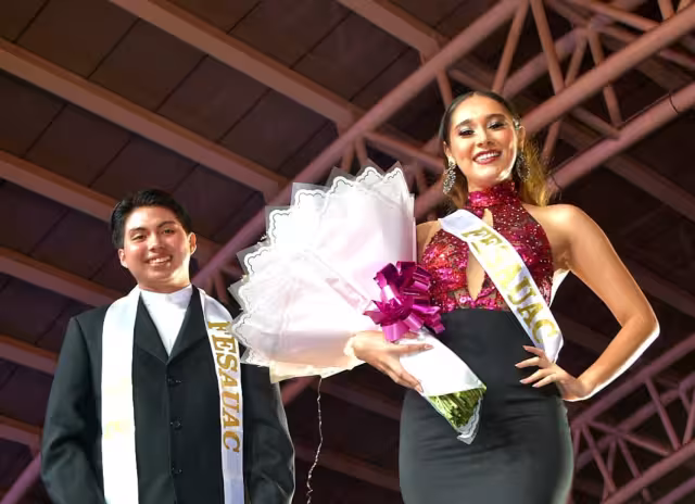 Los representantes de la Universidad recibieron su respectiva banda y un arreglo floral. (