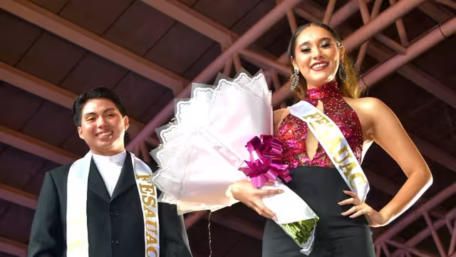 Los representantes de la Universidad recibieron su respectiva banda y un arreglo floral. (