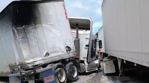 El accidente se registró en uno de los dos tráileres, intentó rebasar a un vehículo compacto El accidente se registró en uno de los dos tráileres, intentó rebasar a un vehículo compacto