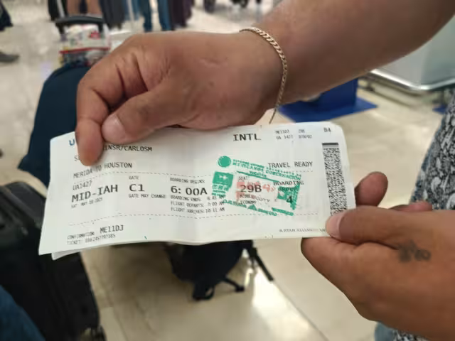 Los pasajeros indicaron que el vuelo se canceló por la falta de una pieza en la aeronave