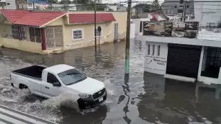 Primeras lluvias por tormenta tropical Sara inundan calles de Chetumal